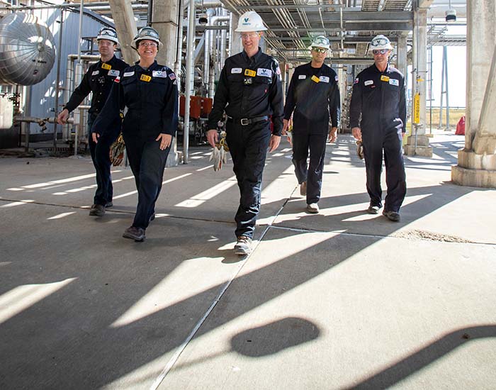 由五个瓦莱罗员工组成的团队穿过三条河流炼油厂，周围是设备。